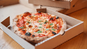 Nicht alles ist während der Krankheit verboten – schnell mal ein paar Pizzakartons verladen schadet in der Regel nicht. Copyright by Adobe Stock/malkovkosta Nicht alles ist während der Krankheit verboten – schnell mal ein paar Pizzakartons verladen schadet in der Regel nicht. Copyright by Adobe Stock/malkovkosta