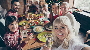 Die Weihnachtszeit verbringen viele gerne im Kreis der Familie. Will der Arbeitgeber Weihnachtsurlaub nicht genehmigen, braucht er dafür gute Gründe. Copyright by  deagreez/Adobe Stock