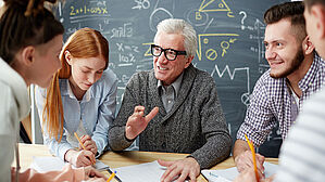 Pensionierter Lehrer verliert Anspruch auf Ruhegehalt. Copyright by pressmaster/Adobe Stock Pensionierter Lehrer verliert Anspruch auf Ruhegehalt. Copyright by pressmaster/Adobe Stock