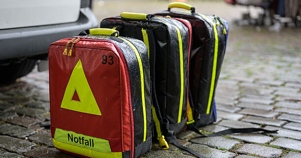 Rettungsassistenten warten oft auf ihren Einsatz. Alles muss dann sofort bereit sein. Bezahlt wird die Zeit der Bereitschaft aber oft nicht so hoch wie die Vollarbeitszeit. Copyright by Adobe Stock/Maren Winter