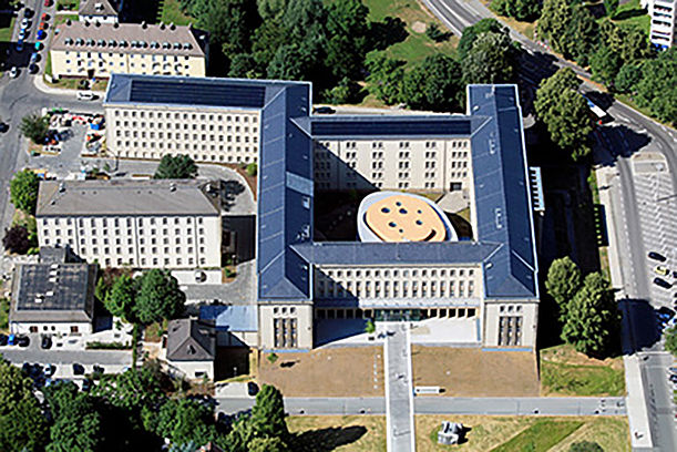 Unfallrente und Verletztengeld können bei Mehrfachbeschäftigungen gleichzeitig bezogen werden. Bundessozialgericht in Kassel (Quelle:  Bundessozialgericht, Dirk Felmeden)