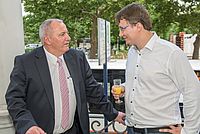 Direktor des Arbeitsgerichts Wiesbaden Andree Zink, im Gespräch mit Teamleiter Frank Dörfler (rechts)