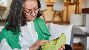 Das Jobcenter machte auch vor eingezogenem Einkommen der in Privatinsolvenz lebenden Rentnerin nicht halt. © Adobe Stock: Robert Kneschke Das Jobcenter machte auch vor eingezogenem Einkommen der in Privatinsolvenz lebenden Rentnerin nicht halt. © Adobe Stock: Robert Kneschke