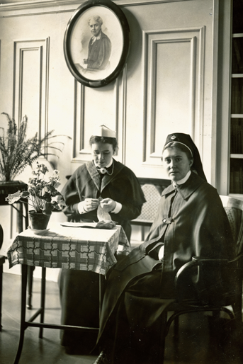 Rot-Kreuz-Schwestern gelten derzeit nicht als Arbeitnehmer*innen. Das könnte sich bald ändern. (Bildquelle: http://150jahre.drk.de/uploads/tx_drkhistory/NS_765_2.jpg)