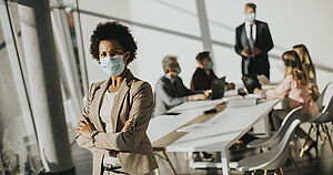 Arbeiten in der Pandemie – Die Corona Arbeitsschutzregel verpflichtet Unternehmen zu Hygienemaßnahmen, opyright by Adobe Stock/Boggy 